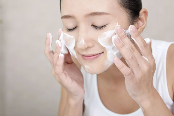 ویژگی های بهترین شوینده پوست چرب