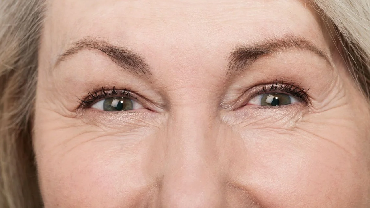 چگونه می‌توان از ایجاد چروک پنجه کلاغی دور چشم جلوگیری کرد؟