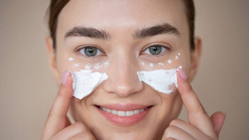 کرم ضد چروک چند ساعت روی پوست بماند؟