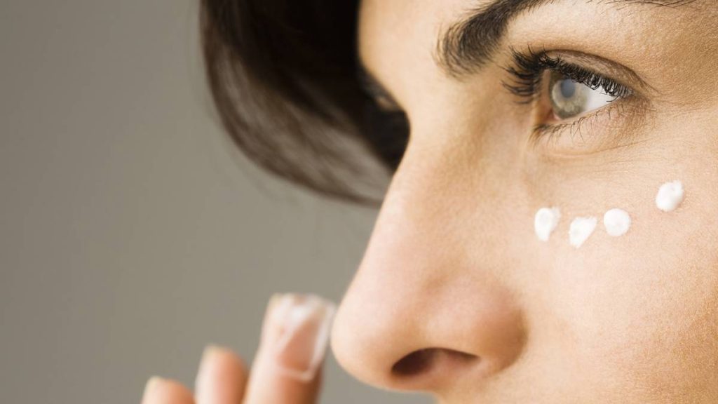 کرم ضد چروک چند ساعت روی پوست بماند؟